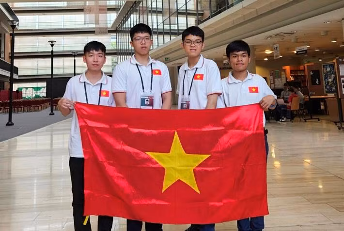 4 học sinh dự thi Olympic Tin học quốc tế 2023. Từ trái qua phải: Nguyễn Đức Thắng, Nguyễn Quang Minh, Nguyễn Ngọc Đăng Khoa, Trần Xuân Bách.