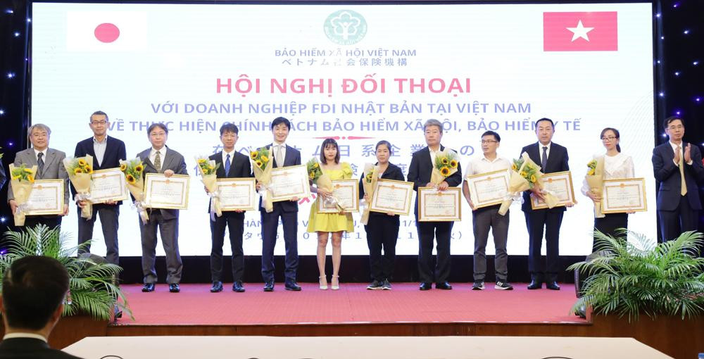 12 doanh nghiệp Nhật Bản đầu tư tại Việt Nam được tặng Bằng khen của BHXH Việt Nam. 12 doanh nghiệp Nhật Bản đầu tư tại Việt Nam được tặng Bằng khen của BHXH Việt Nam.