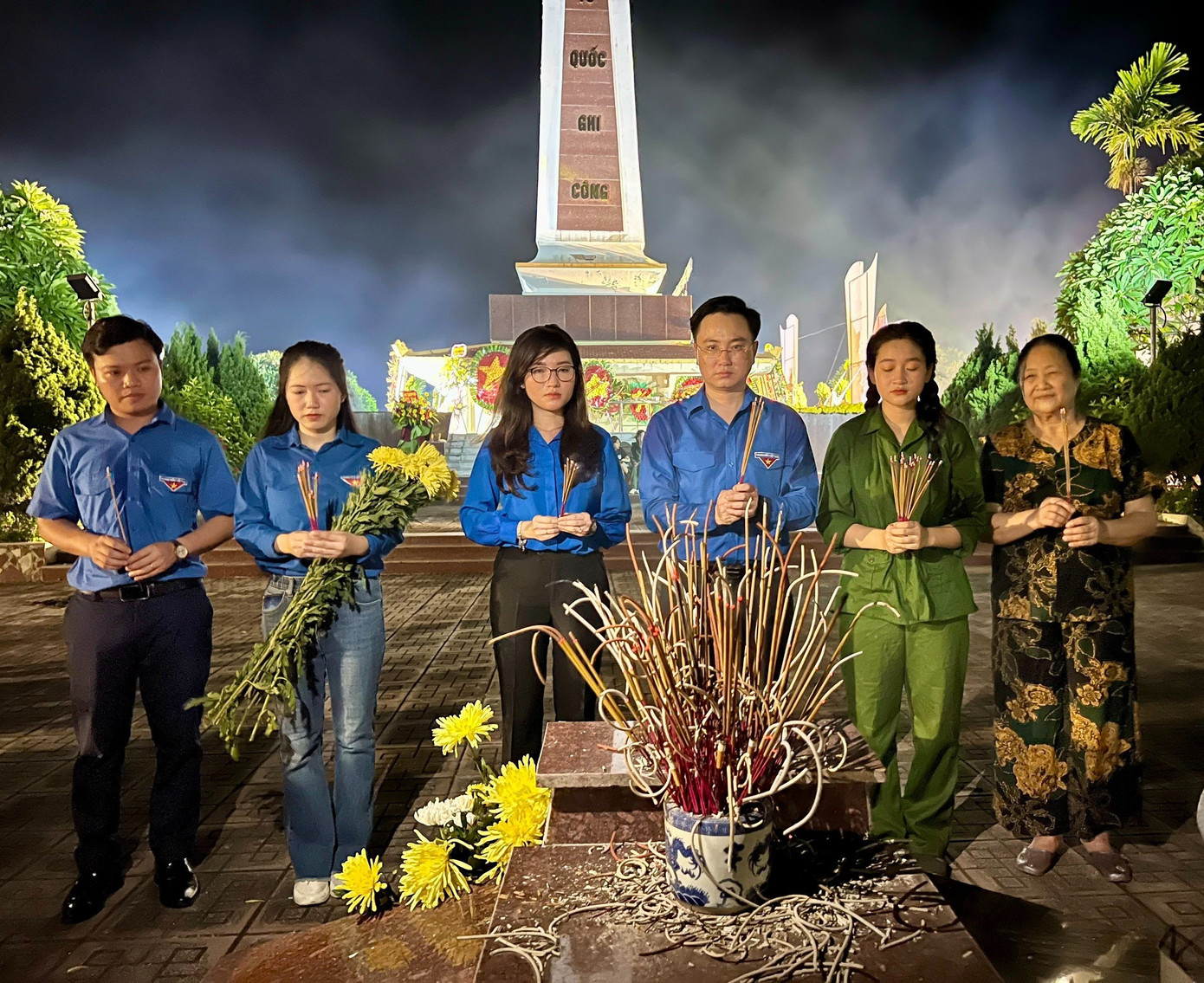 Đồng chí Hồ Hồng Nguyên - Uỷ viên Ban Thường vụ, Trưởng Ban Thanh niên Trường học T.Ư Đoàn, Phó Chủ tịch Thường trực T.Ư Hội Sinh viên Việt Nam cùng Đoàn viên thanh niên dâng hương trên các phần mộ Liệt sĩ.