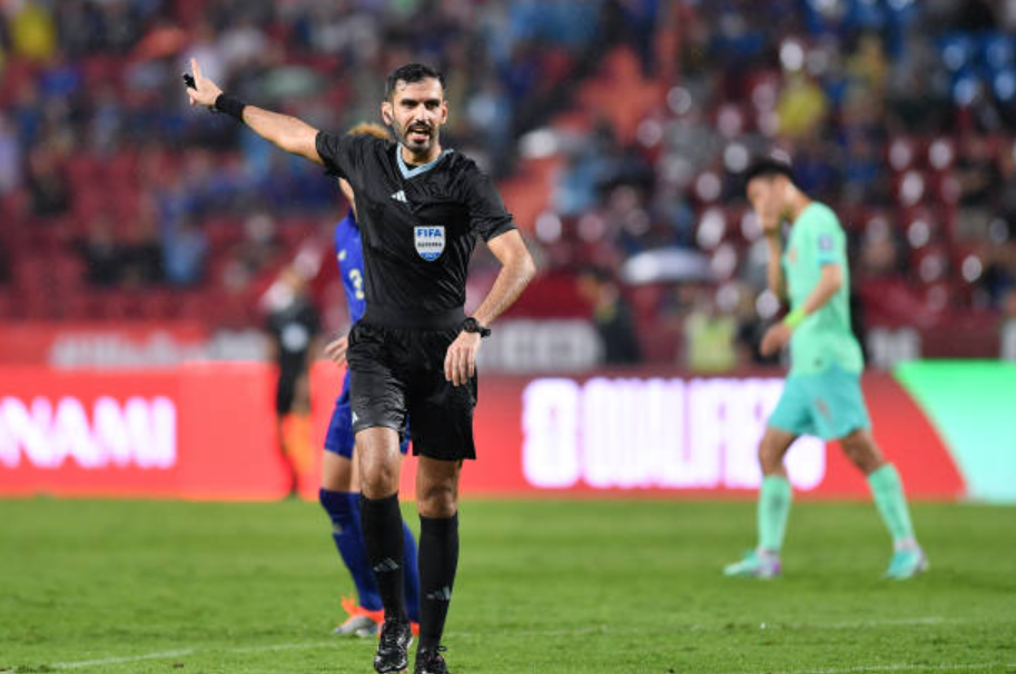 Trọng tài chính điều khiển trận chung kết lượt đi AFF Cup 2024 giữa ĐT Việt Nam - ĐT Thái Lan là ông Salman Ahmad Falahi. (Ảnh: Getty)