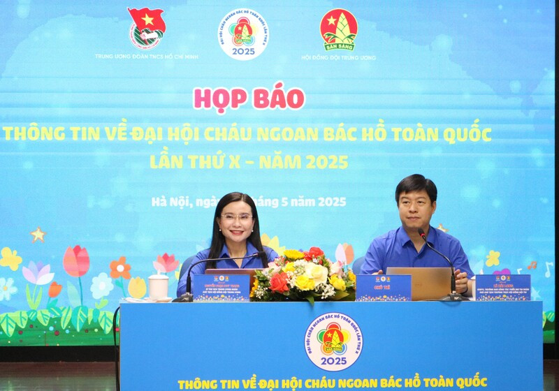 Các đồng chí Thường trực Hội đồng Đội Trung ương chủ trì họp báo.