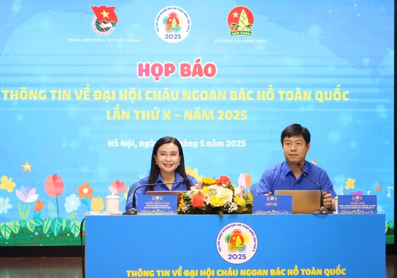 Các đồng chí Thường trực Hội đồng Đội Trung ương chủ trì họp báo.