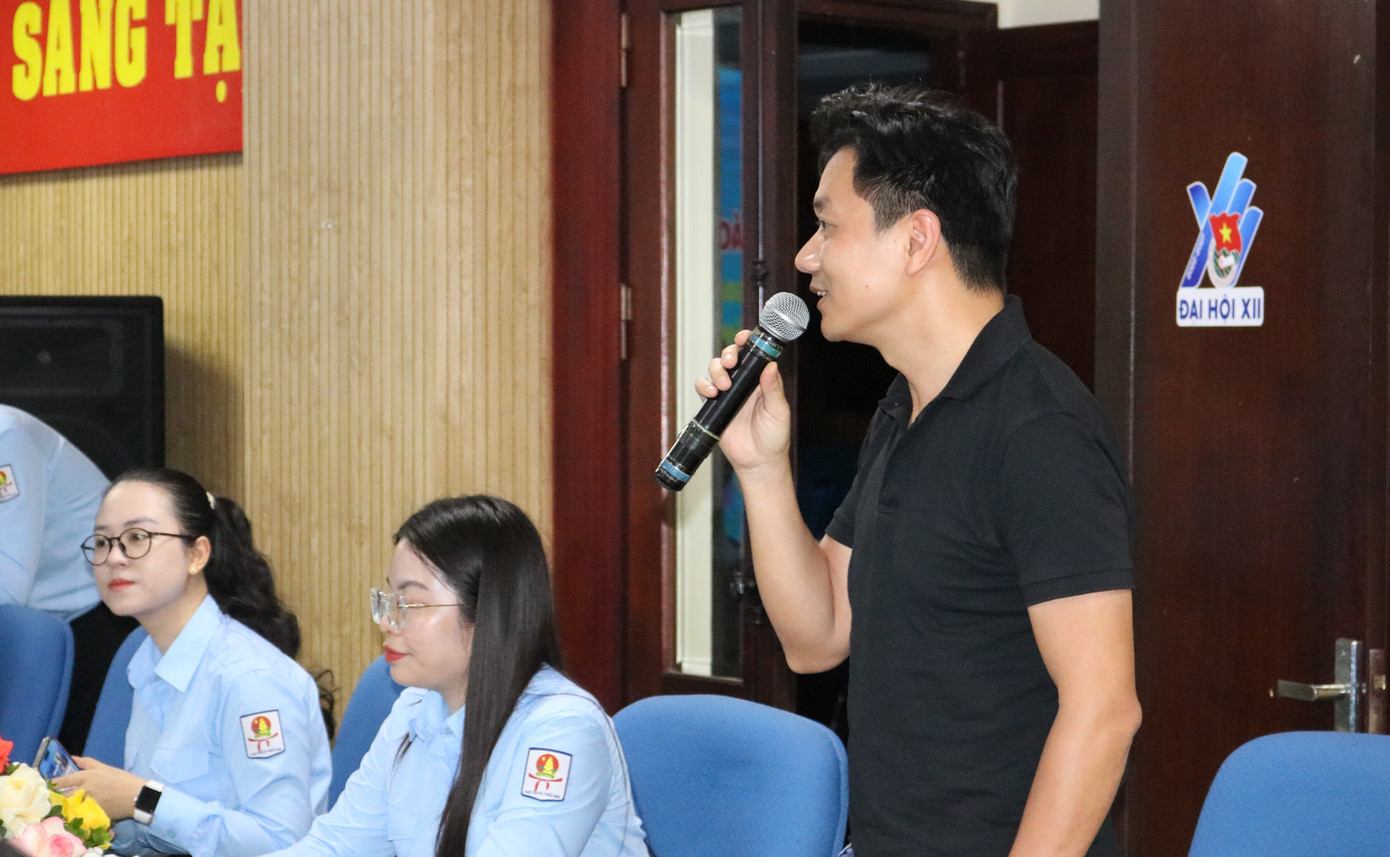 Các nhà báo, phóng viên đặt câu hỏi tại chương trình.