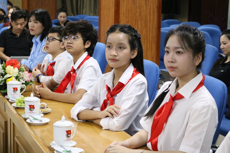 Các đội viên tham dự họp báo.