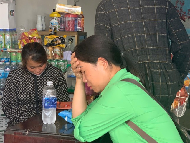 Người thân các nạn nhân đau lòng trước mất mát to lớn. (Ảnh: TPO) Người thân các nạn nhân đau lòng trước mất mát to lớn. (Ảnh: TPO)