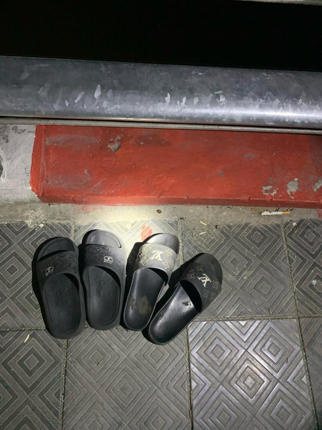 Chiếc xe đạp điện cùng 2 đôi dép để lại trên cầu Kinh Dương Vương. Chiếc xe đạp điện cùng 2 đôi dép để lại trên cầu Kinh Dương Vương.