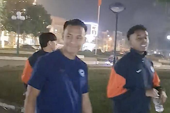 Các cầu thủ ĐT Singapore đi dạo ngoài phố, chơi thử xe điện ở TP Việt Trì (Phú Thọ).