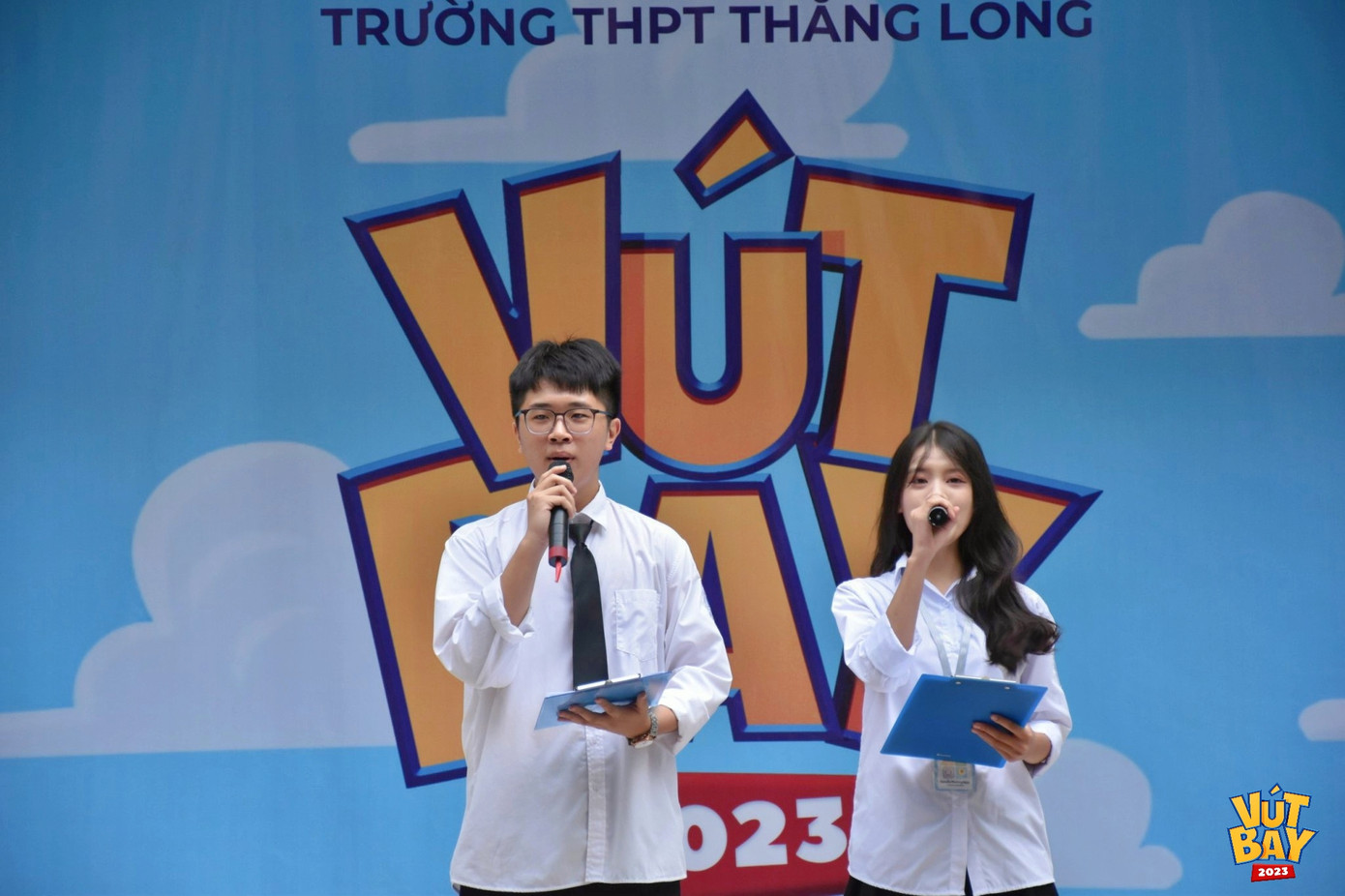 MC chương trình dẫn lời khai mạc Ngày hội âm nhạc.