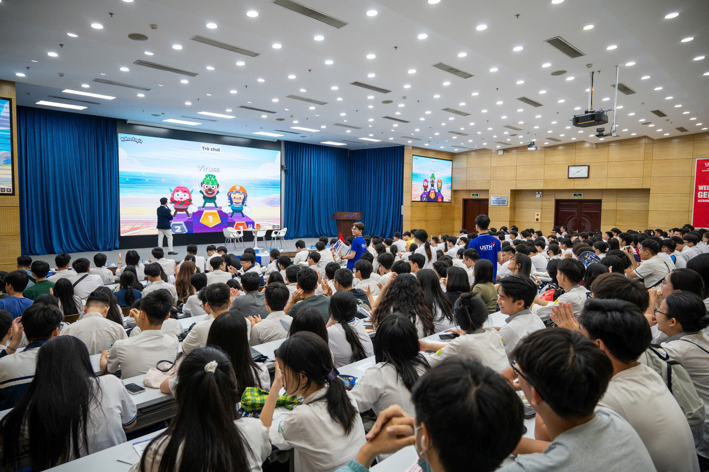 Khán phòng chật kín học sinh đến từ nhiều trường THPT theo dõi. Khán phòng chật kín học sinh đến từ nhiều trường THPT theo dõi.