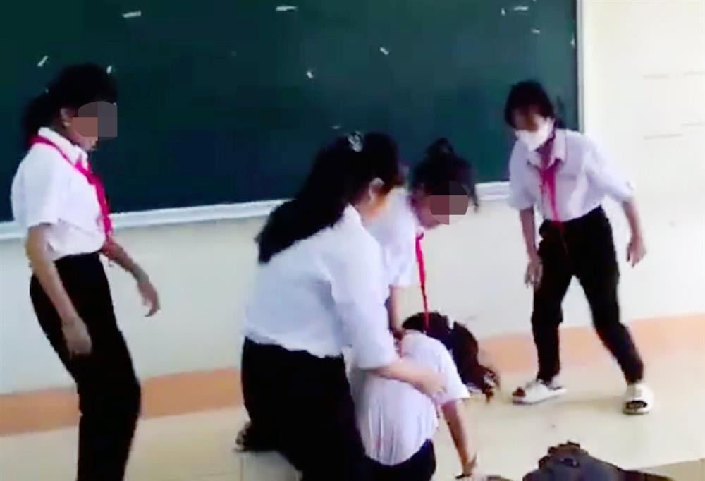 Nữ sinh bị đánh trước sự chứng kiến của nhiều bạn cùng lớp.