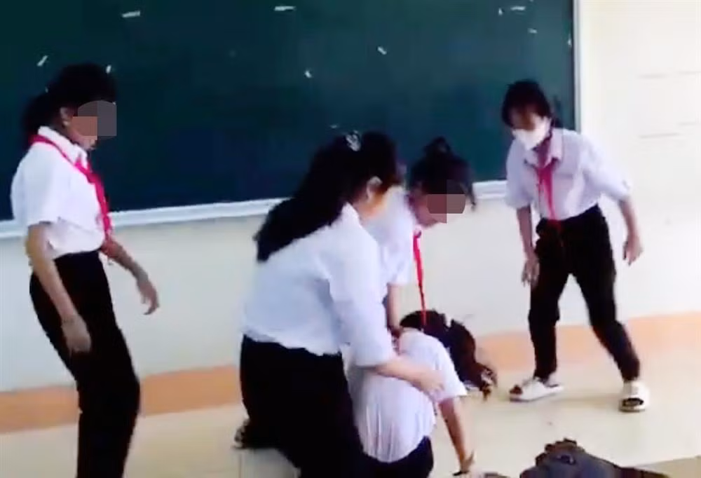 Nữ sinh bị đánh trước sự chứng kiến của nhiều bạn cùng lớp.