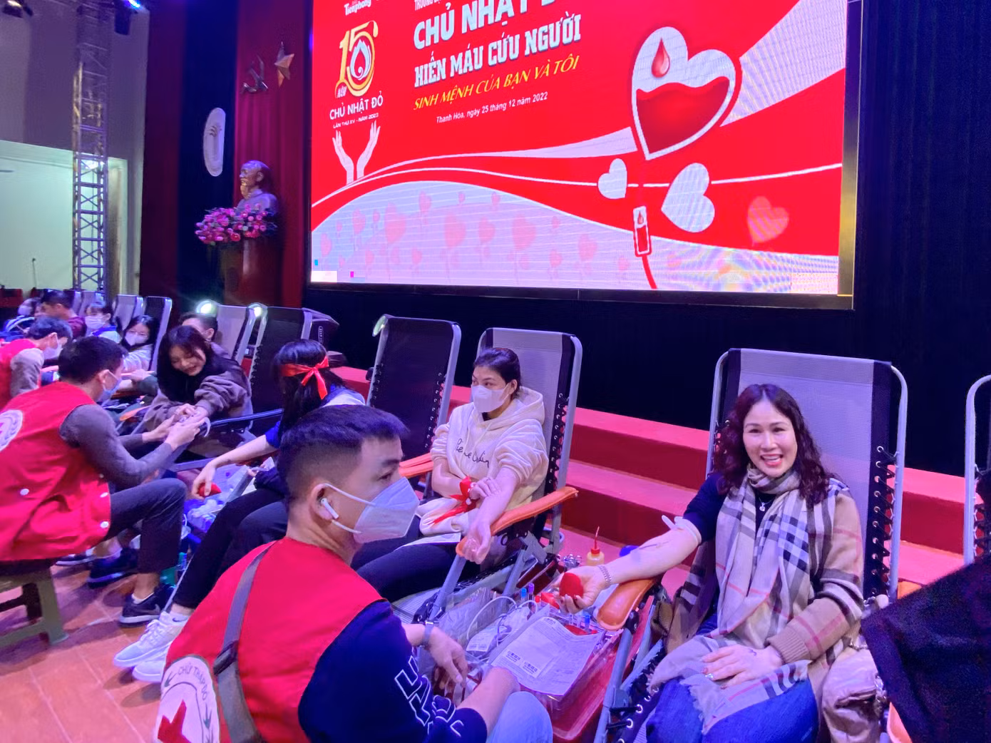TS Lê Thanh Hà - Hiệu trưởng trường ĐH Văn hoá, Thể thao và Du lịch Thanh Hoá (người quàng khăn rằn) hiến máu tại Chủ Nhật Đỏ 2023 tổ chức tại trường.