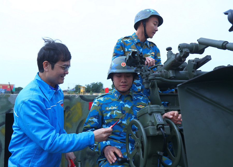 Đồng chí Bùi Quang Huy lì xì may mắn cho các cán bộ, chiến sĩ Đại đội 71, Trung đoàn 280, Sư đoàn 361, Quân chủng Phòng không - Không quân.