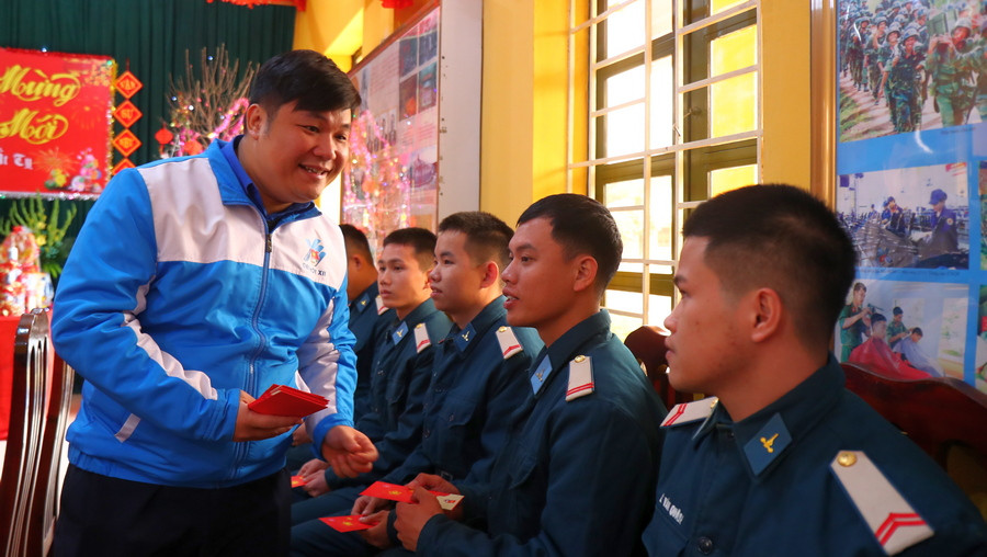 Đồng chí Nguyễn Thái An, Trưởng Ban Tuyên giáo T.Ư Đoàn lì xì may mắn cho các cán bộ, chiến sĩ Đại đội 71, Trung đoàn 280, Sư đoàn 361, Quân chủng Phòng không - Không quân.