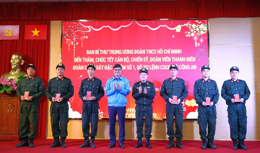 Đồng chí Bùi Quang Huy lì xì may mắn cho các cán bộ, chiến sĩ, đoàn viên thanh niên Đoàn Cảnh sát Đặc nhiệm số 1.