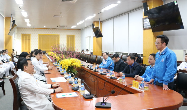 Đồng chí Nguyễn Tường Lâm, Bí thư Trung ương Đoàn, Phó Chủ nhiệm thường trực Ủy ban Quốc gia về Thanh niên Việt Nam, Chủ tịch Trung ương Hội LHTN Việt Nam thăm, tặng quà cán bộ, bác sĩ trực thực hiện nhiệm vụ tại Bệnh viện K (cơ sở Tân Triều).