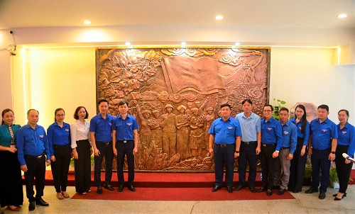 Các đại biểu chụp ảnh lưu niệm tại Lễ khánh thành công trình Bức phù điêu.