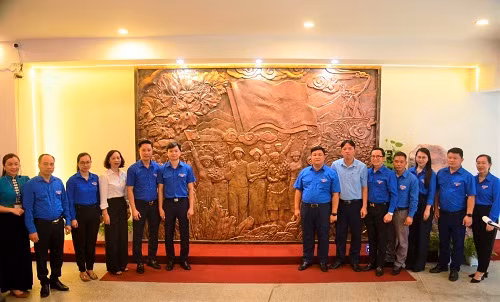 Các đại biểu chụp ảnh lưu niệm tại Lễ khánh thành công trình Bức phù điêu.