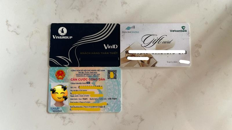 Thẻ CCCD có hình dạng tương tự như một chiếc thẻ ATM và các loại thẻ cứng thông dụng khác.