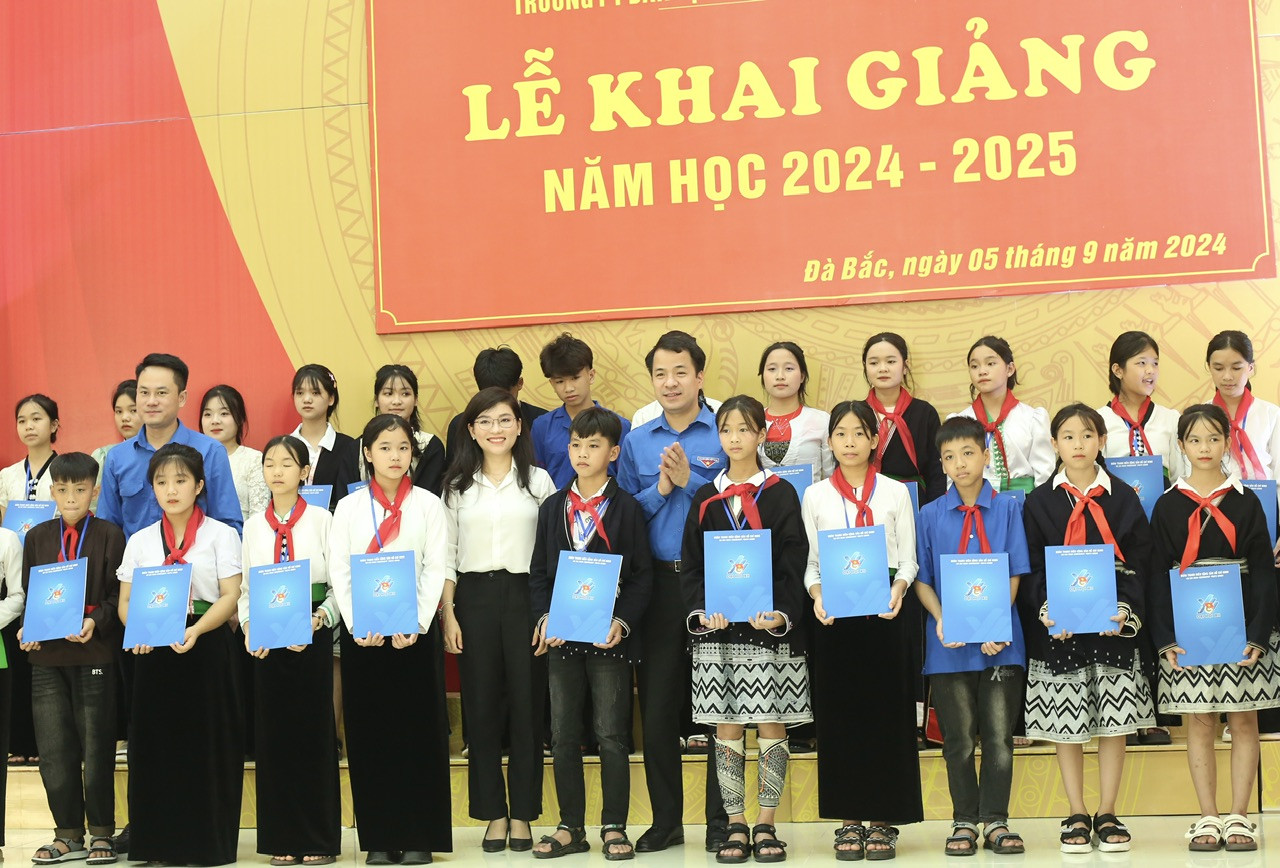 Trao học bổng cho học sinh có hoàn cảnh khó khăn vươn lên trong học tập. Trao học bổng cho học sinh có hoàn cảnh khó khăn vươn lên trong học tập.