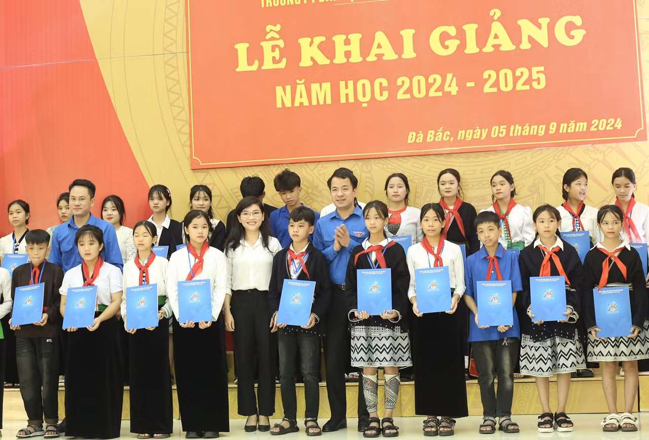 Trao học bổng cho học sinh có hoàn cảnh khó khăn vươn lên trong học tập.