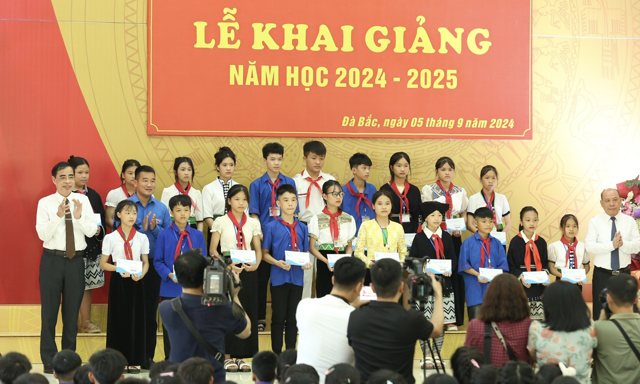 Trong khuôn khổ chương trình, Tỉnh ủy Hòa Bình trao tặng 20 suất quà, Huyện ủy Đà Bắc tặng 10 suất quà cho các em học sinh nghèo vượt khó của nhà trường. Trong khuôn khổ chương trình, Tỉnh ủy Hòa Bình trao tặng 20 suất quà, Huyện ủy Đà Bắc tặng 10 suất quà cho các em học sinh nghèo vượt khó của nhà trường.