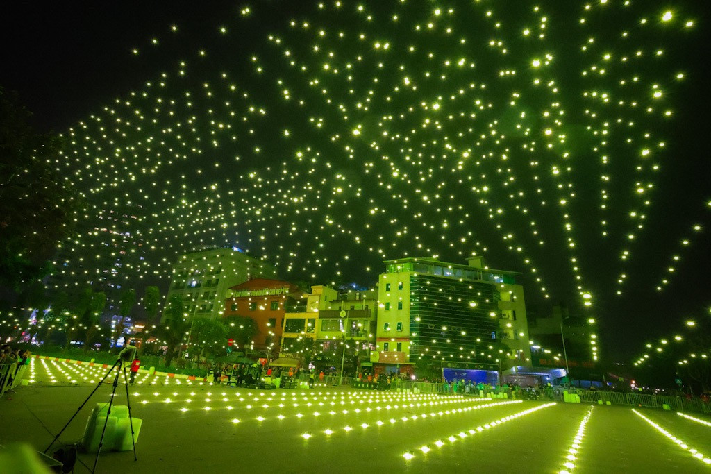 Màn trình diễn ánh sáng của 2.024 drone ở Hồ Tây hôm 7/2. (Ảnh: Hải Nguyễn) Màn trình diễn ánh sáng của 2.024 drone ở Hồ Tây hôm 7/2. (Ảnh: Hải Nguyễn)