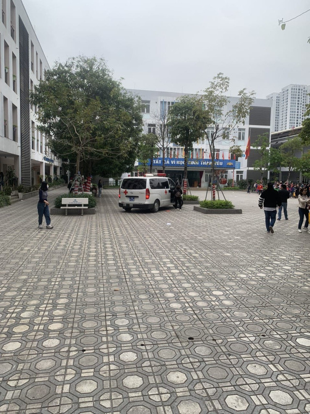 Xe cấp cứu có mặt tại Trường Tiểu học Kim Giang.