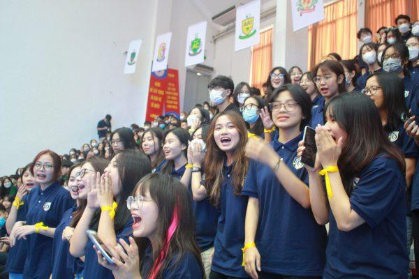 Phần chào hỏi của các đội tân sinh viên K21 khá ấn tượng. Phần chào hỏi của các đội tân sinh viên K21 khá ấn tượng.