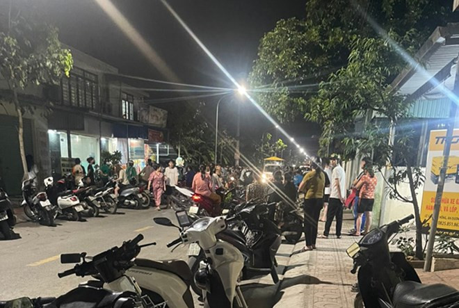 Người dân tập trung đông tại khu vực xảy ra vụ án mạng. (Ảnh: Người dân cung cấp)