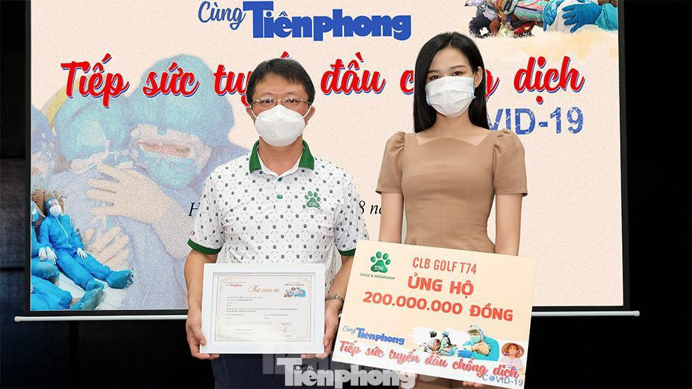 Câu lạc bộ Golf T74 hỗ trợ 200 triệu đồng "Cùng Tiền Phong tiếp sức tuyến đầu chống dịch". (Ảnh: Mạnh Thắng/ TPO)