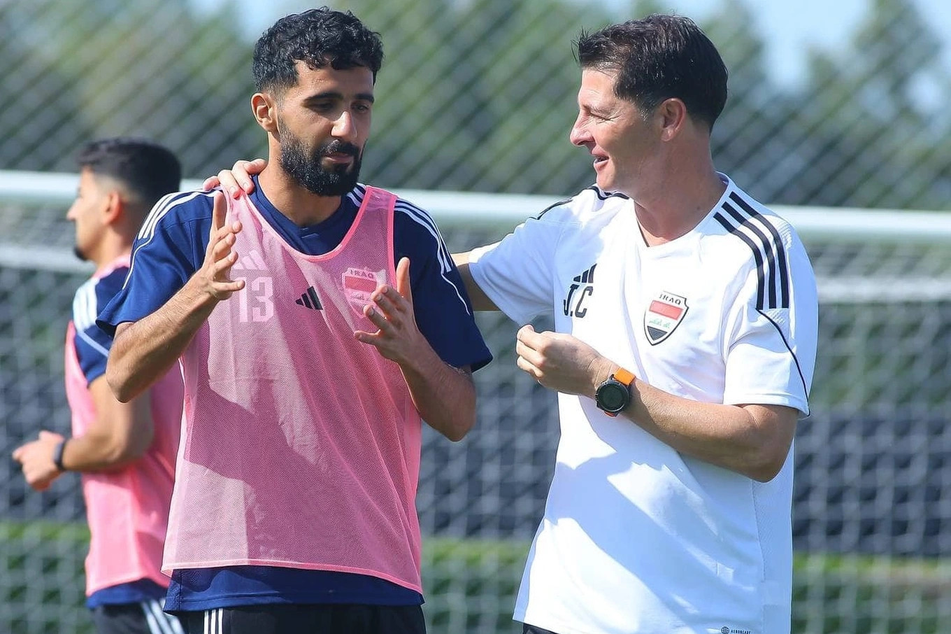 Tiền vệ Bashar Resan (trái) và HLV Casas trên sân tập. (Ảnh: IFA) Tiền vệ Bashar Resan (trái) và HLV Casas trên sân tập. (Ảnh: IFA)
