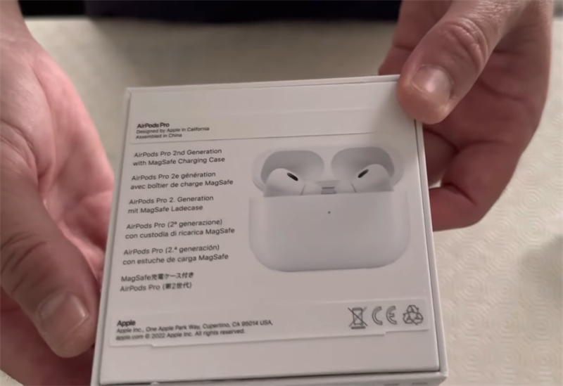 Apple khá "lười" khi phần seal dán vẫn ghi AirPods Pro. (Ảnh: FERNANDO PINTO) Apple khá "lười" khi phần seal dán vẫn ghi AirPods Pro. (Ảnh: FERNANDO PINTO)