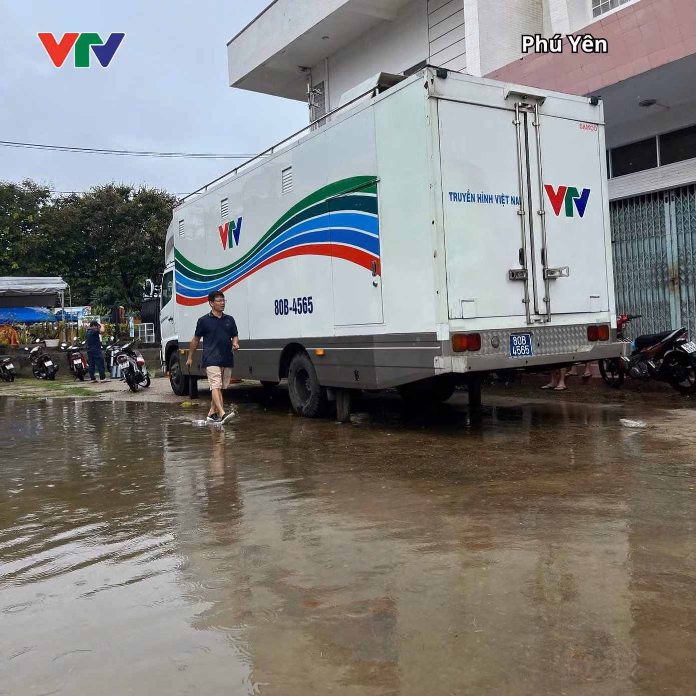 Ban sản xuất chương trình nhanh chóng di chuyển địa điểm để kịp phục vụ khán giả vào ngày mai 13/10. (Ảnh: VTV) Ban sản xuất chương trình nhanh chóng di chuyển địa điểm để kịp phục vụ khán giả vào ngày mai 13/10. (Ảnh: VTV)