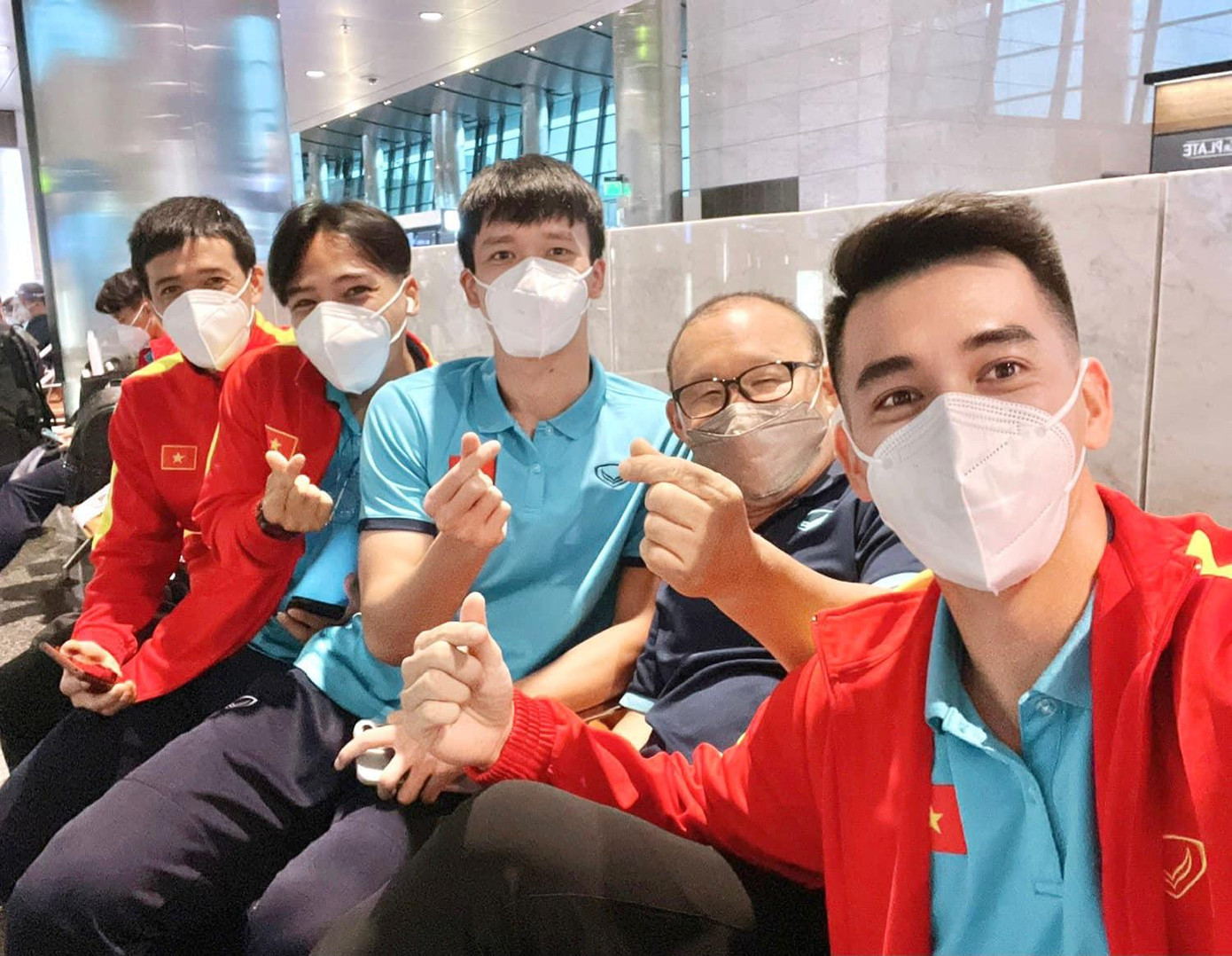 Thầy trò HLV Park cùng chụp ảnh selfie. Thầy trò HLV Park cùng chụp ảnh selfie.