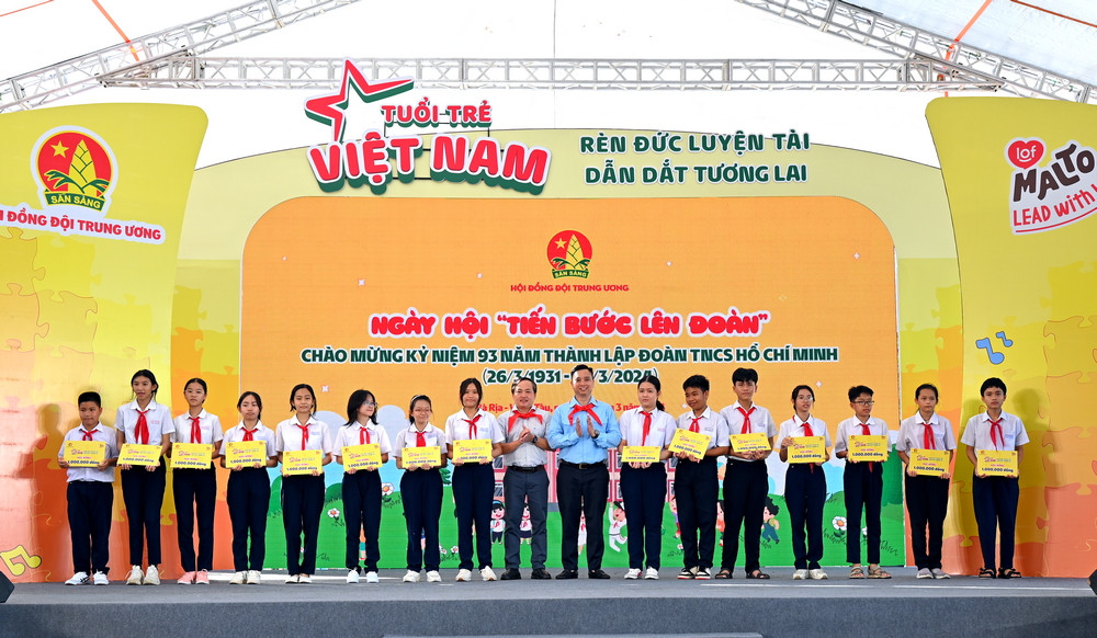 Trao học bổng cho các em học sinh có hoàn cảnh khó khăn vươn lên trong học tập.