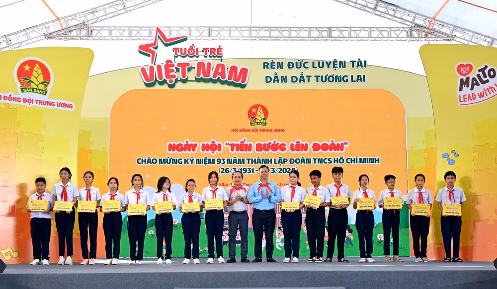 Trao học bổng cho các em học sinh có hoàn cảnh khó khăn vươn lên trong học tập.