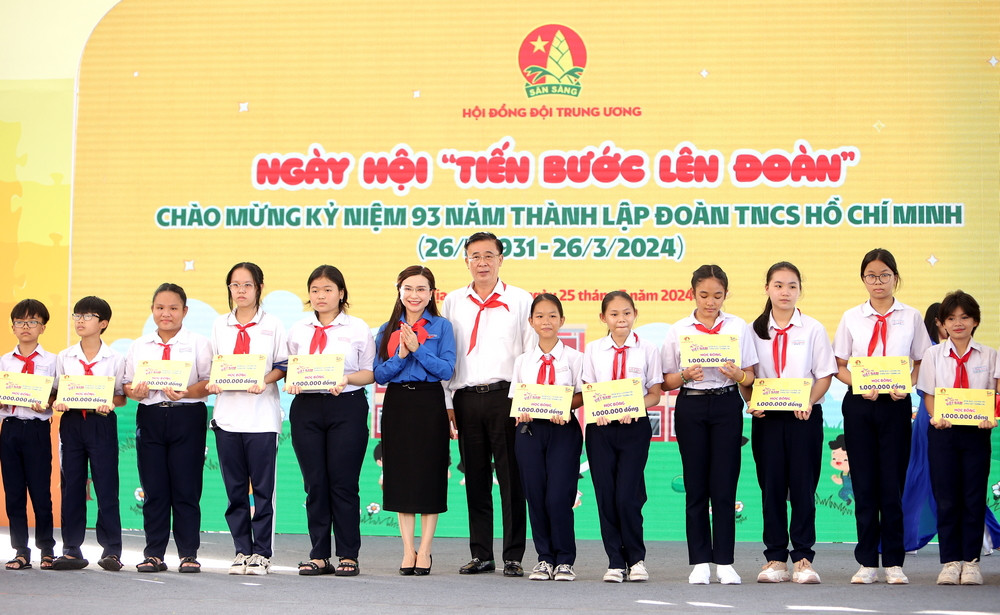 Đồng chí Nguyễn Phạm Duy Trang, Bí thư T.Ư Đoàn, Chủ tịch Hội đồng Đội T.Ư và đồng chí Huỳnh Văn Danh, Ủy viên BTV, Trưởng Ban Dân vận Tỉnh ủy Bà Rịa - Vũng Tàu trao học bổng cho các em học sinh có hoàn cảnh khó khăn vươn lên trong học tập.