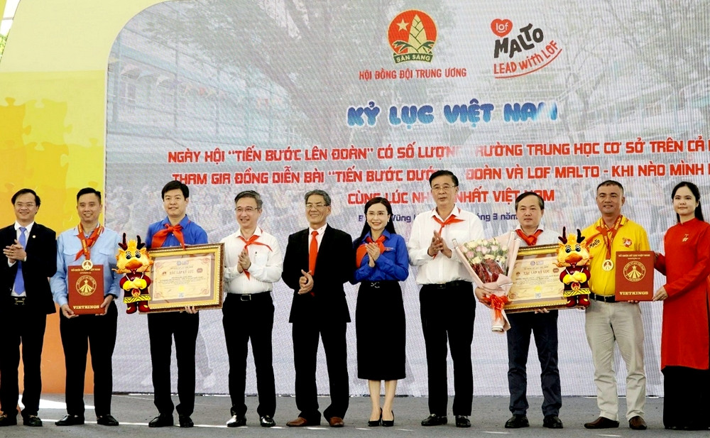 Tổ chức Kỷ lục Việt Nam (VietKings) trao Kỷ lục Việt Nam về Ngày hội "Tiến bước lên Đoàn" có số lượng trường THCS trên cả nước tham gia màn đồng diễn bài “Tiến bước dưới cờ Đoàn và Lof Malto - Khi nào mình lớn” cùng lúc nhiều nhất Việt Nam.