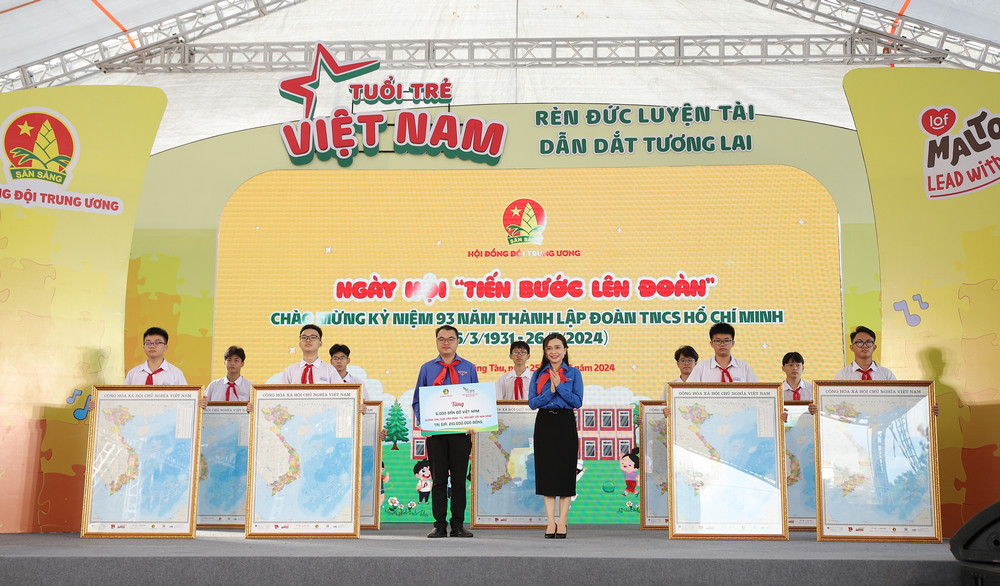 Hội đồng Đội T.Ư trao tặng 6.000 tấm bản đồ Việt Nam cho cho các trường Tiểu học và THCS của tỉnh Bà Rịa - Vũng Tàu.