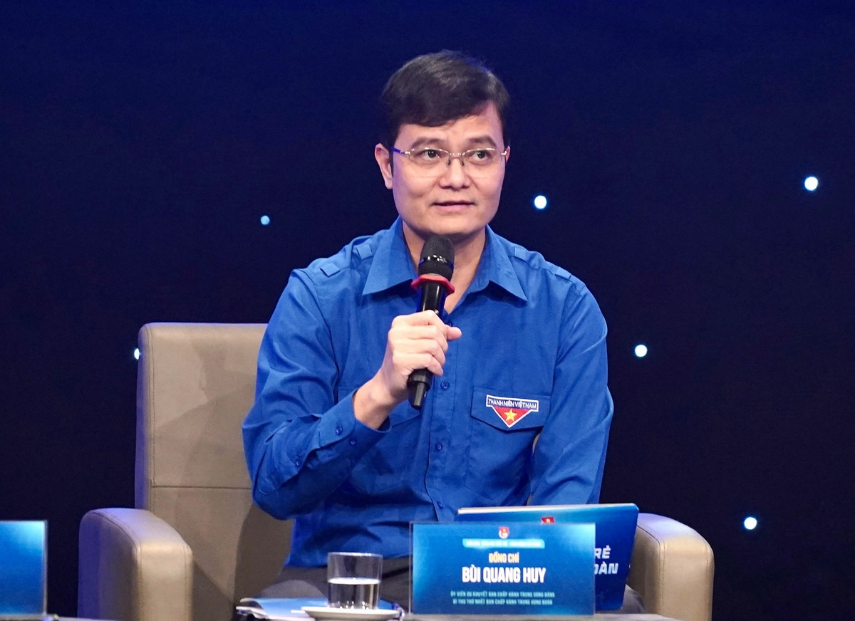 Đồng chí Bùi Quang Huy - Ủy viên dự khuyết T.Ư Đảng, Bí thư thứ nhất T.Ư Đoàn gửi lời chào tới đoàn viên, thanh niên cả nước. Đồng chí Bùi Quang Huy - Ủy viên dự khuyết T.Ư Đảng, Bí thư thứ nhất T.Ư Đoàn gửi lời chào tới đoàn viên, thanh niên cả nước.