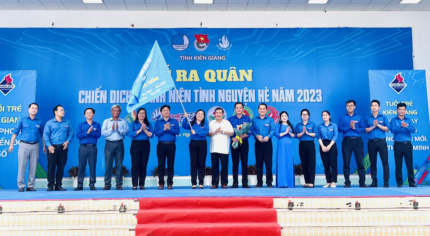 Đồng chí Nguyễn Văn Phích - Trưởng BDV Tỉnh uỷ trao cờ và đồng chí Phan Đình Nhânh - Bí thư Tỉnh đoàn, Trưởng BCĐ trao hoa cho BCH chiến dịch.