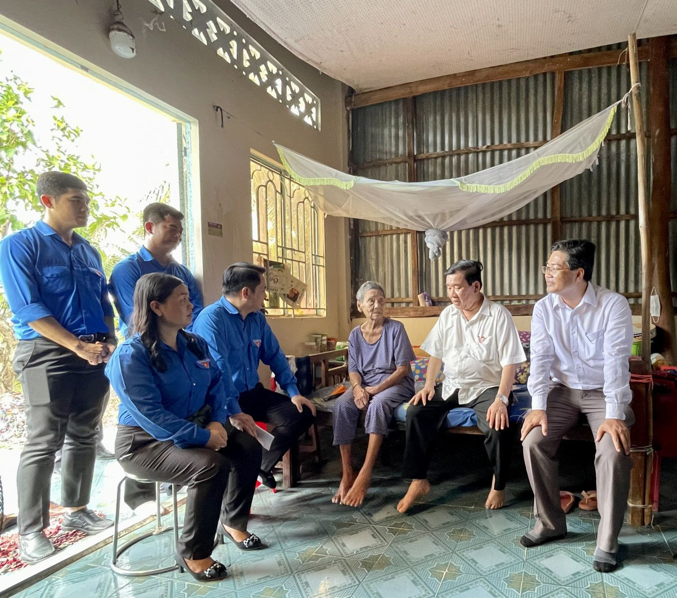 Thăm, tặng quà cho gia đình chính sách trên địa bàn Thị trấn Vĩnh Thuận.