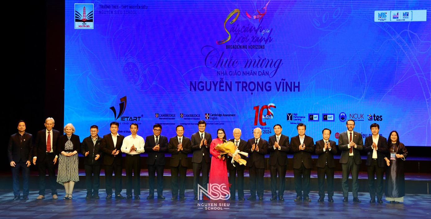 Các đại biểu, khách mời chúc mừng Nhà giáo Nhân dân Nguyễn Trọng Vĩnh.