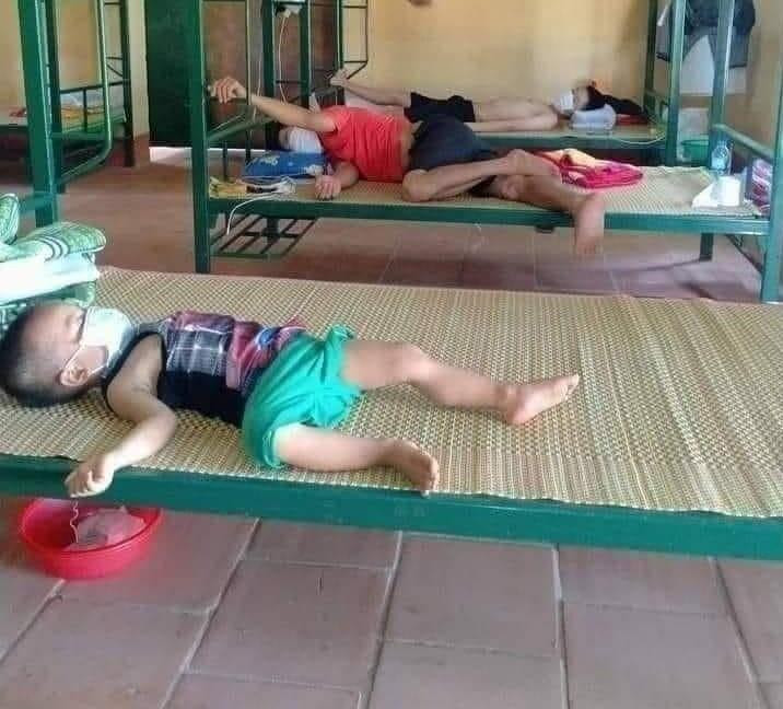 Hình ảnh bé M. đeo khẩu trang giữa trời nắng nóng, nằm ngủ một mình trong khu cách ly ở Bắc Giang khiến cộng đồng mạng xót xa. Hình ảnh bé M. đeo khẩu trang giữa trời nắng nóng, nằm ngủ một mình trong khu cách ly ở Bắc Giang khiến cộng đồng mạng xót xa.