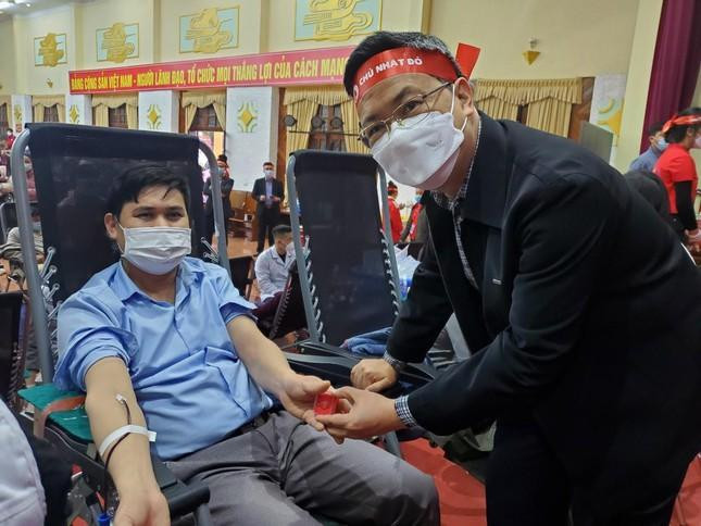 Phó Giáo sư Tiến sỹ Nguyễn Hà Thanh, Phó Viện trưởng Viện Huyết học và truyền máu Trung ương động viên các tình nguyện viên hiến máu tại Hiệp Hòa, Bắc Giang. Phó Giáo sư Tiến sỹ Nguyễn Hà Thanh, Phó Viện trưởng Viện Huyết học và truyền máu Trung ương động viên các tình nguyện viên hiến máu tại Hiệp Hòa, Bắc Giang.