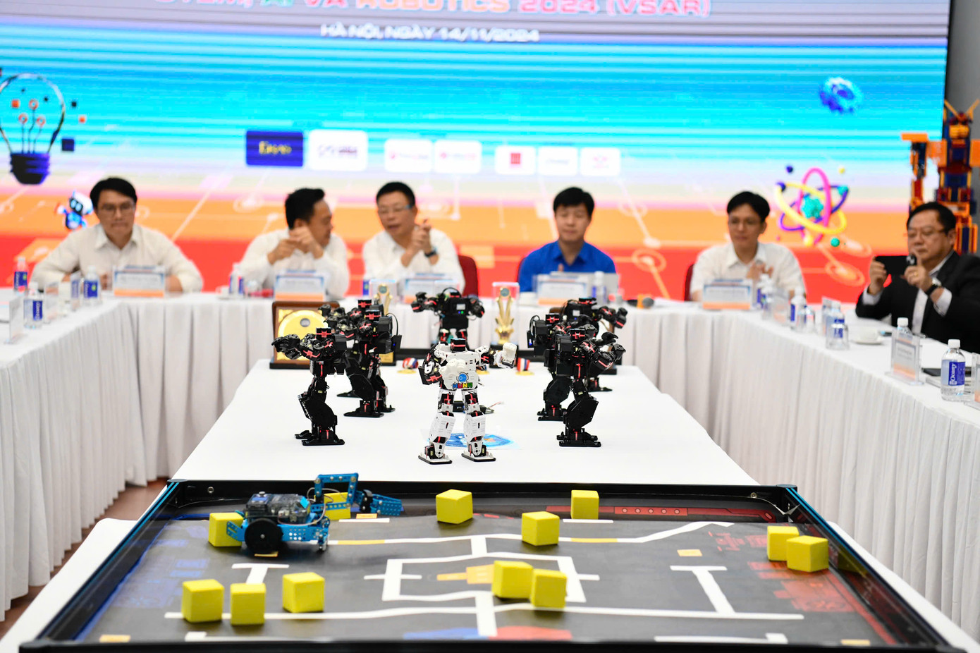 Màn biểu diễn robot "Tự hào Việt Nam" gây ấn tượng tại họp báo phát động cuộc thi.