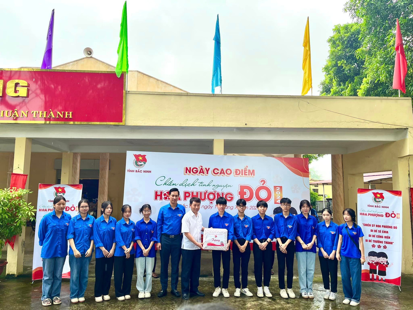 Đồng chí Nguyễn Bảo Đại - Phó Bí thư Tỉnh Đoàn, Phó Chủ tịch phụ trách Hội Liên hiệp Thanh niên Việt Nam tỉnh Bắc Ninh trao những phần quà đến đội hình tình nguyện, góp phần động viên khích lệ tinh thần cho các chiến sĩ hoàn thành tốt các phần việc trong chiến dịch năm nay.