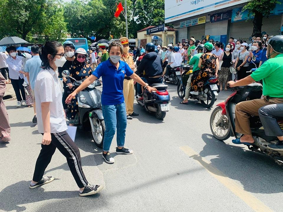 Một số hình ảnh tại một số điểm thi ở quận Đống Đa. (Ảnh: Phương Thảo)