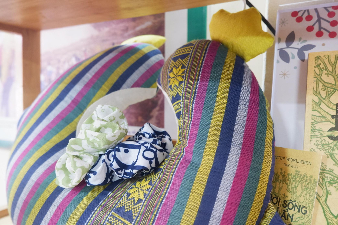 Một số sản phẩm thủ công trong chương trình gây quỹ. Một số sản phẩm thủ công trong chương trình gây quỹ.